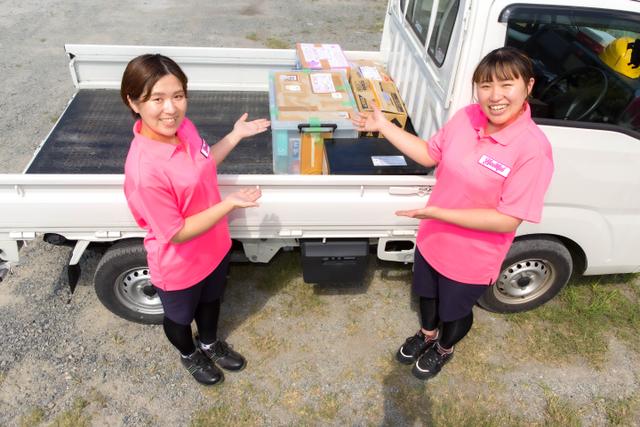 トラックに積んだ不用品とハートフル島根のスタッフ写真